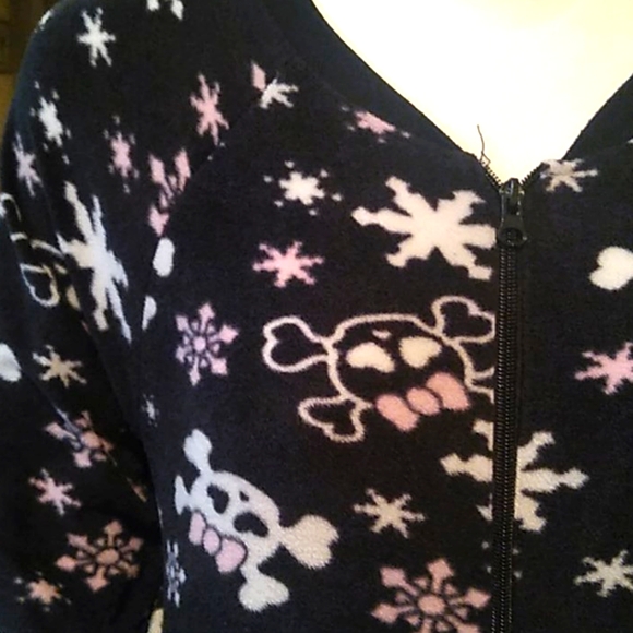 Katnap Black with Skulls with Bows Onzie - Picture 7 of 12